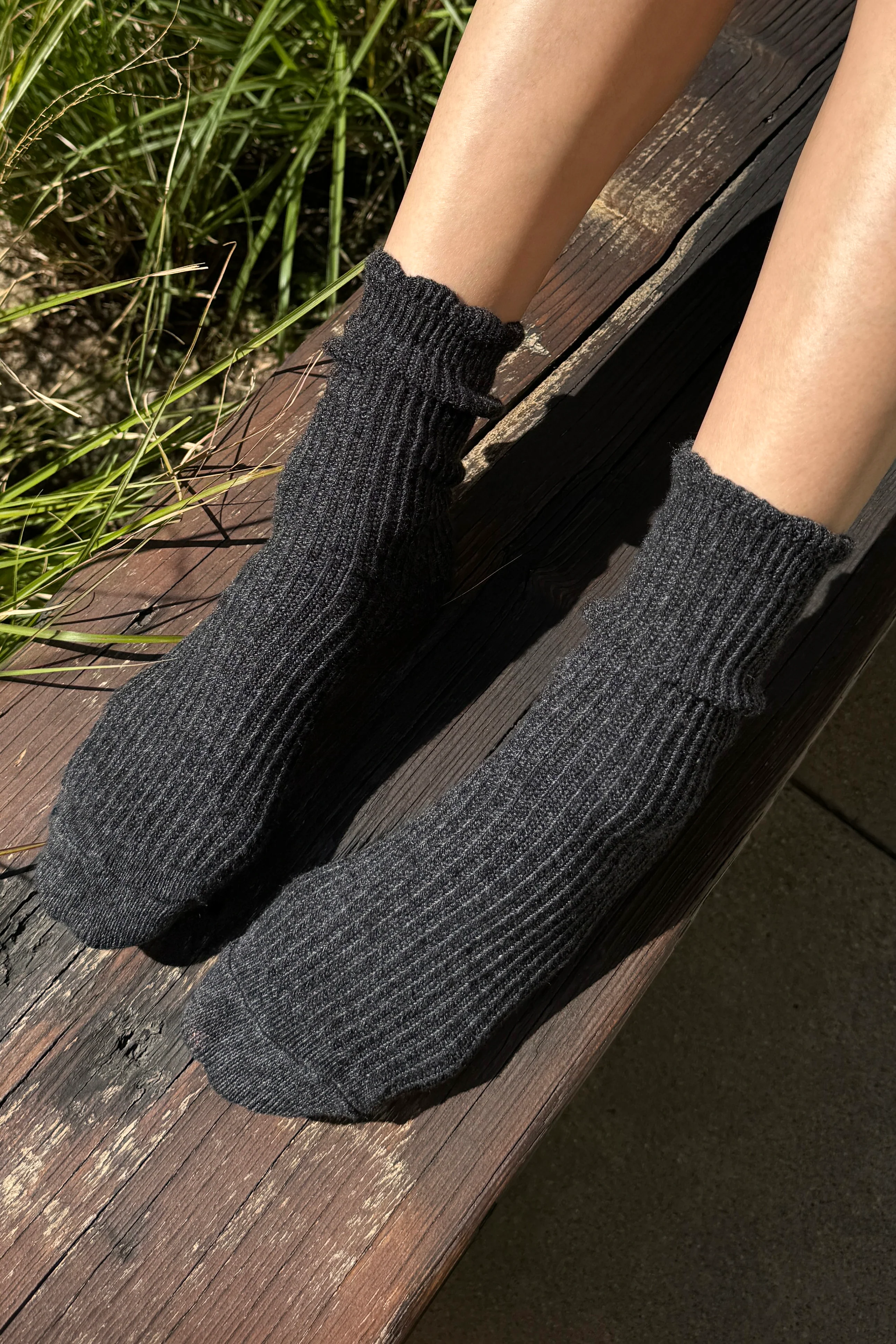 Linen Scallop Socks - Charcoal - Image 4